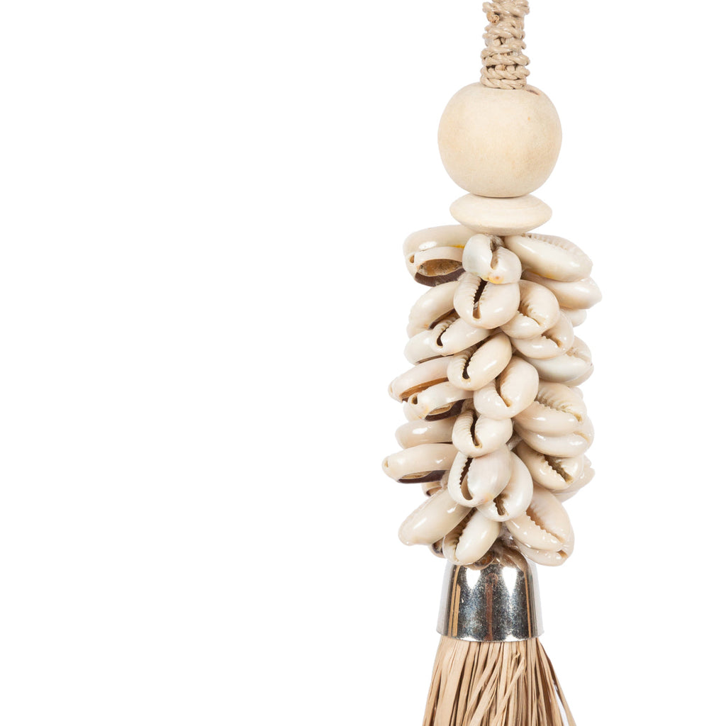 Pompon mural artisanal en coquillages cauris et raphia naturel