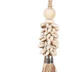 Pompon mural artisanal en coquillages cauris et raphia naturel