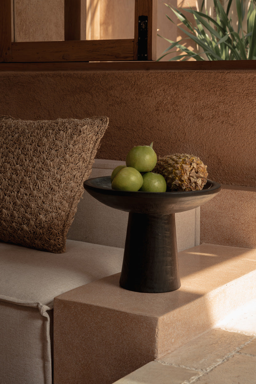 Plateau piédestal en bois noir sculpté pour salon – Ø35 cm