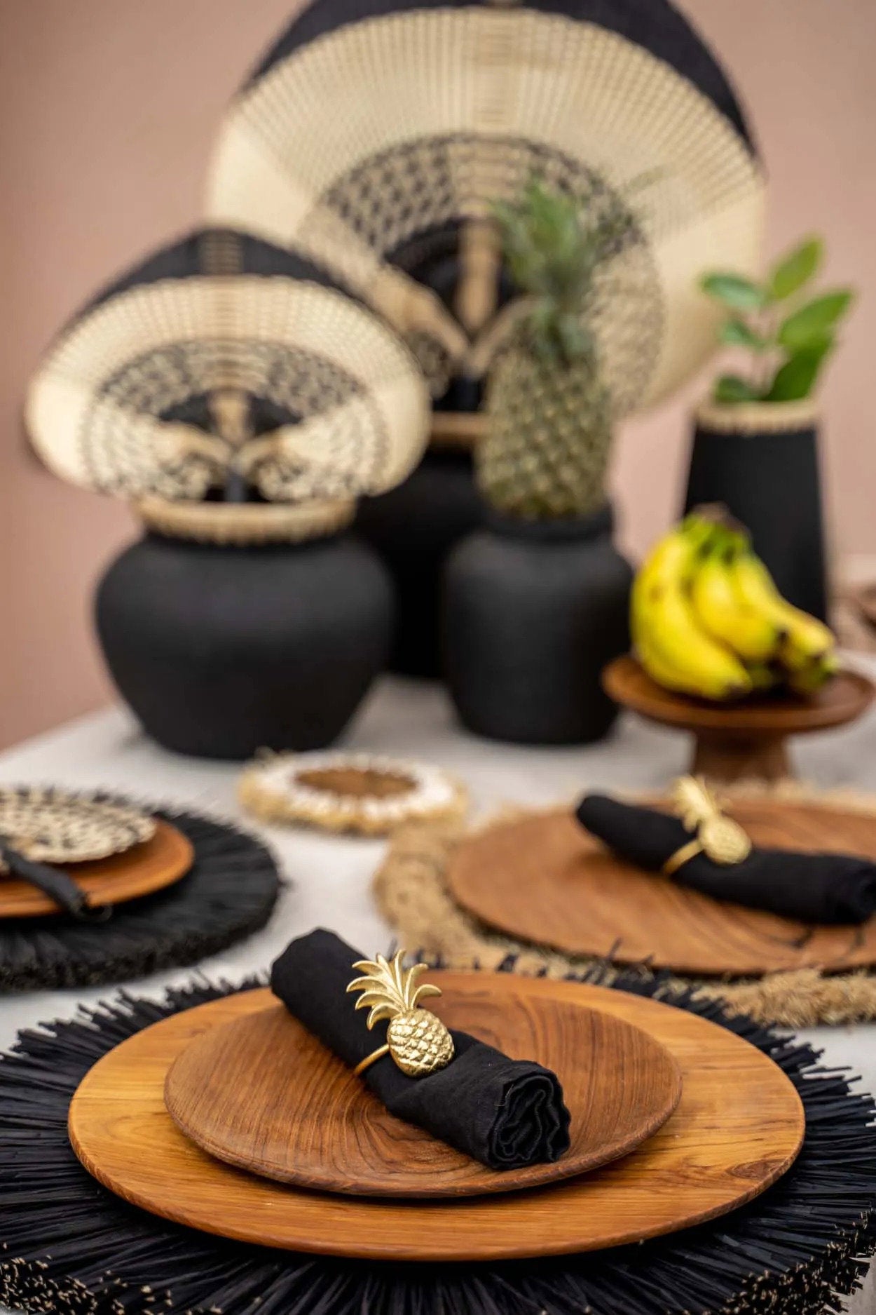 Assiette ronde en teck massif finition lisse veinée aspect artisanal – Ø30 cm