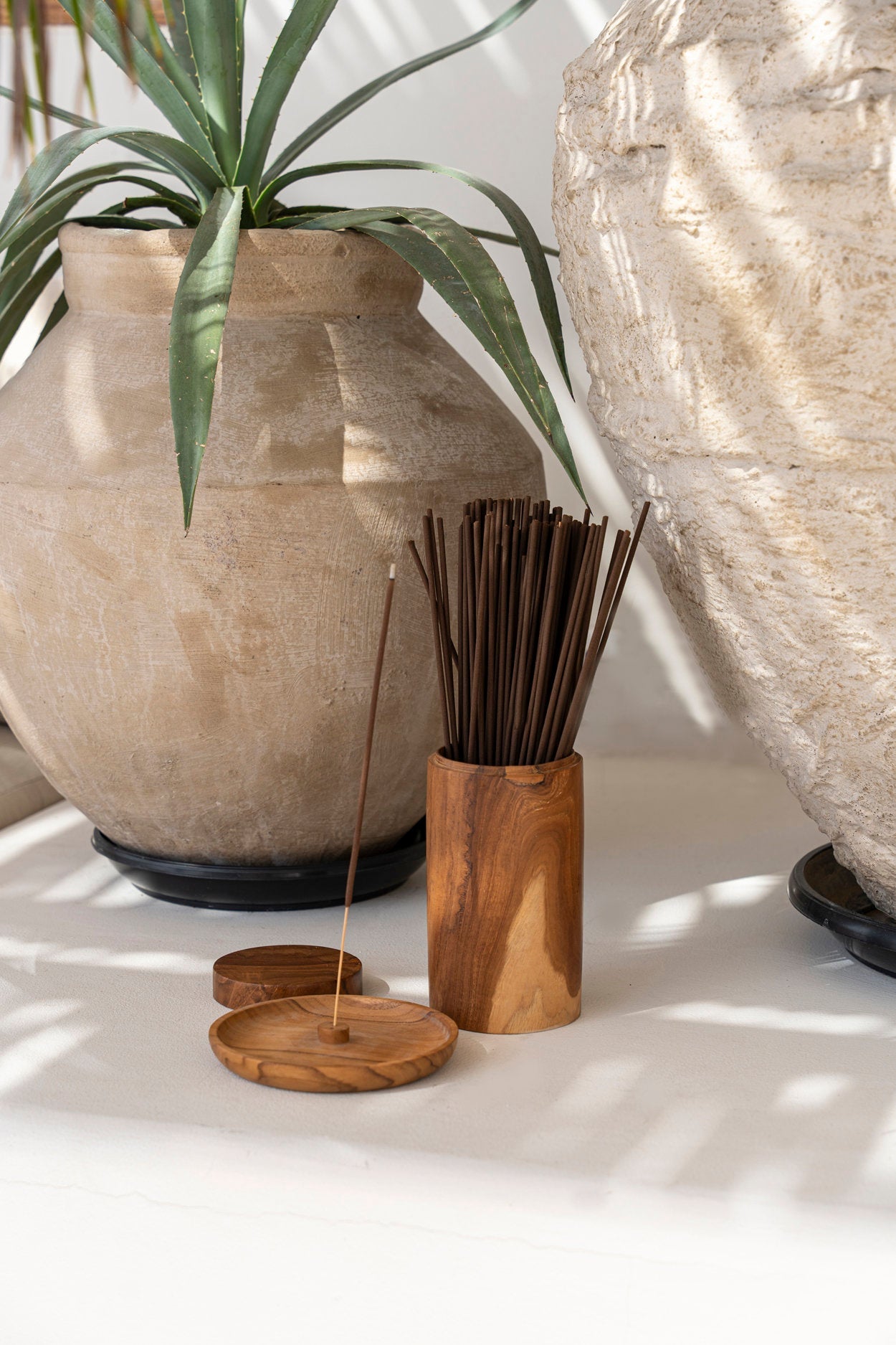 Porte-encens en teck racine finition naturelle forme ronde