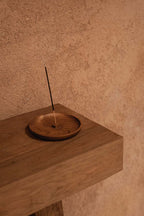 Porte-encens en teck racine finition naturelle forme ronde