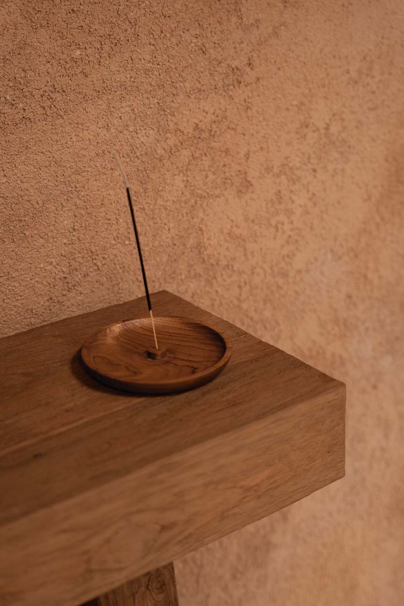 Porte-encens en teck racine finition naturelle forme ronde