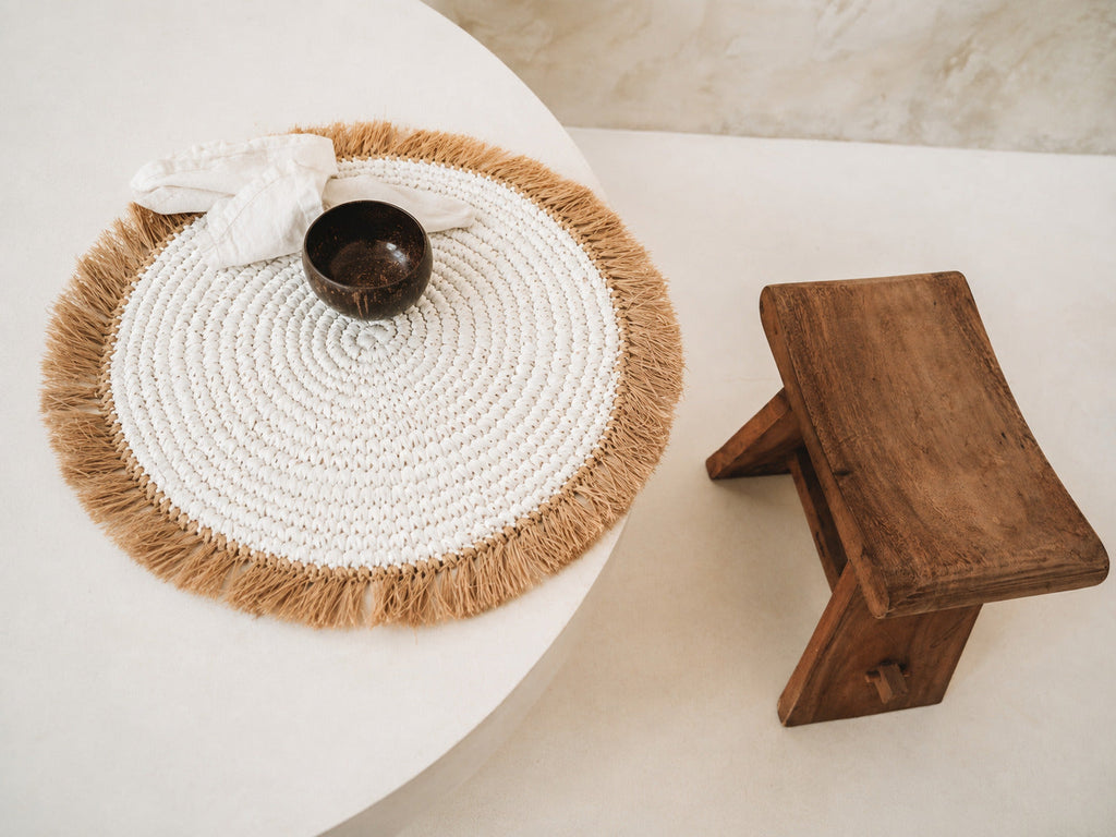 Set de table rond en raphia et jacinthe d’eau blanc cassé à franges