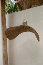 Suspension en jacinthe d'eau tressée forme organique beige – Ø60 cm