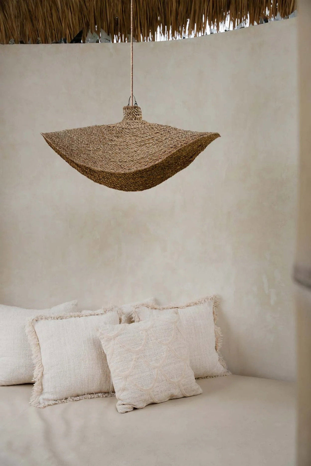 Suspension en jacinthe d'eau tressée forme organique beige – Ø60 cm