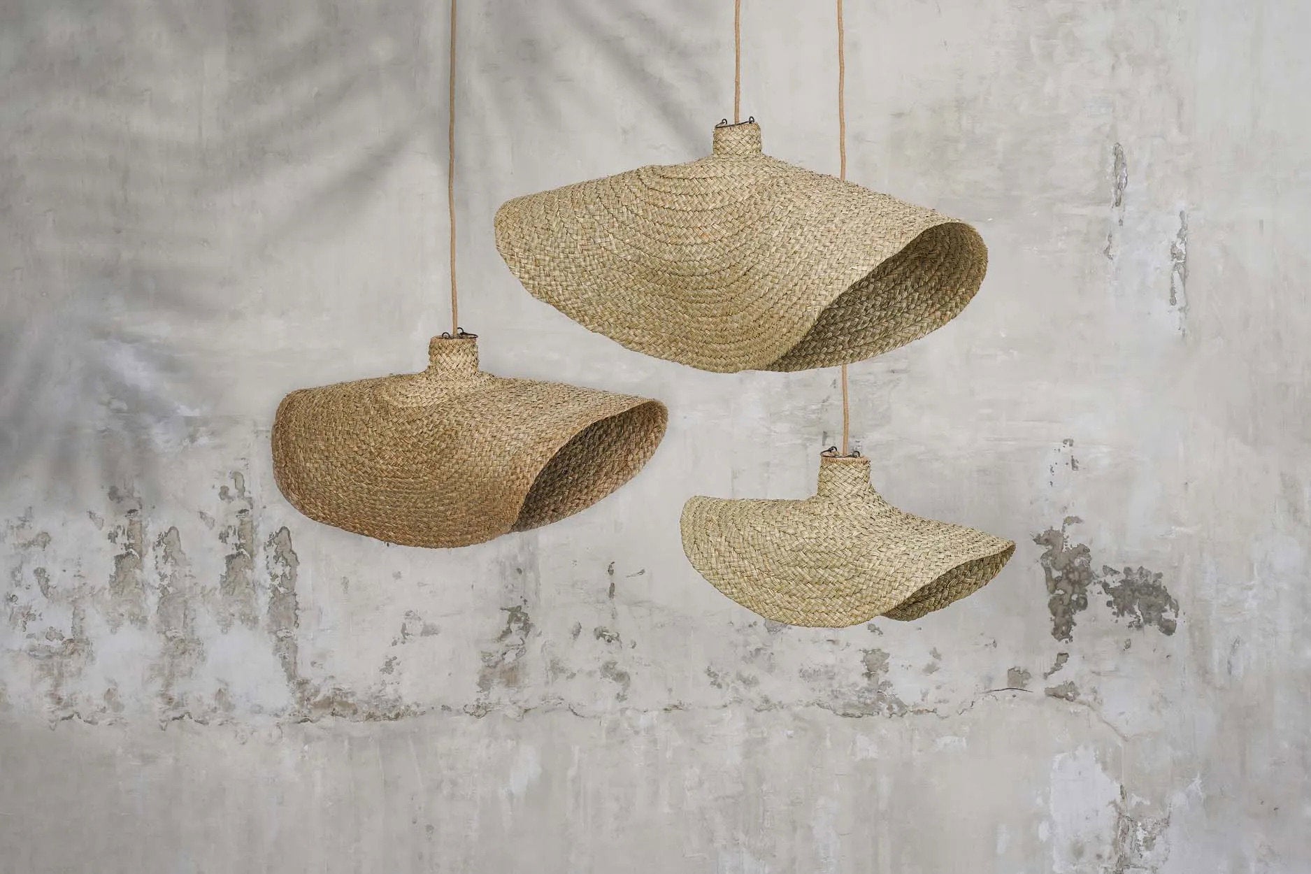 Suspension en jacinthe d'eau tressée forme organique beige – Ø60 cm