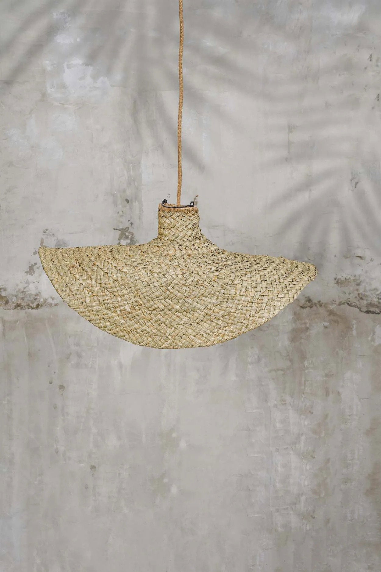 Suspension en jacinthe d'eau tressée forme organique beige – Ø60 cm