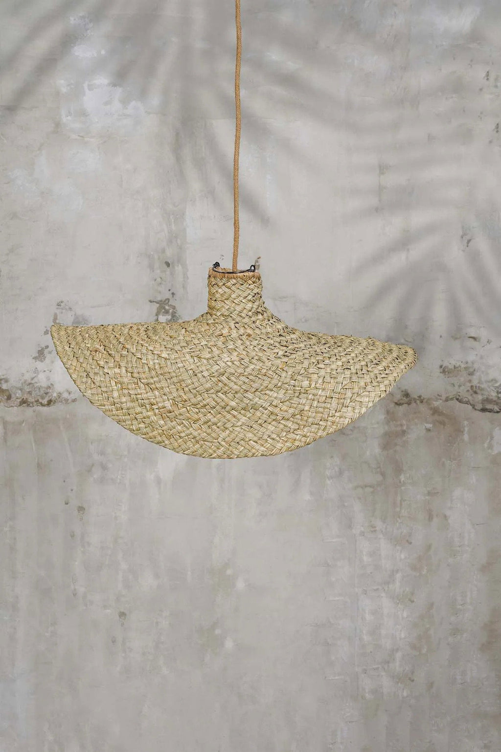 Suspension en jacinthe d'eau tressée forme organique beige – Ø60 cm