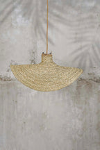 Suspension en jacinthe d'eau tressée forme organique beige – Ø60 cm