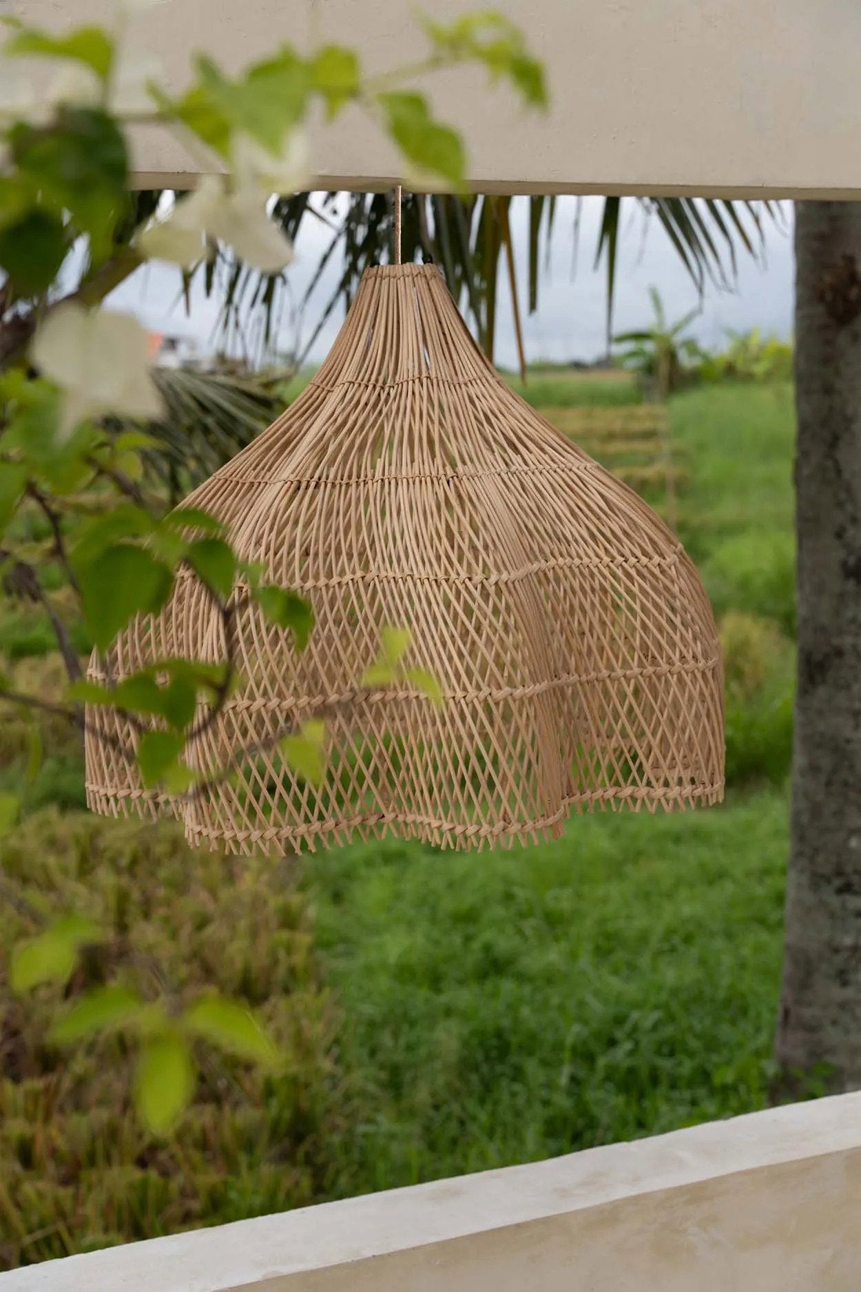 Suspension en rotin tressé naturel forme fleur ajourée – Ø60 cm