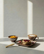 Assiette carré en céramique brun-gris avec finitions artisanales