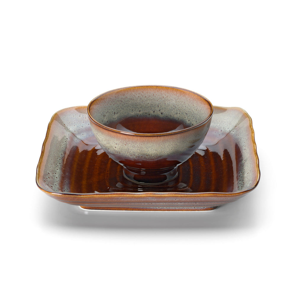 Assiette carré en céramique brun-gris avec finitions artisanales