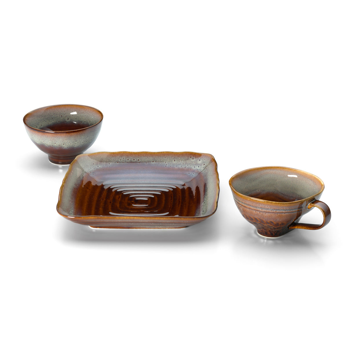 Assiette carré en céramique brun-gris avec finitions artisanales