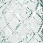 Verre à eau texturé en verre recyclé bleu motif losanges