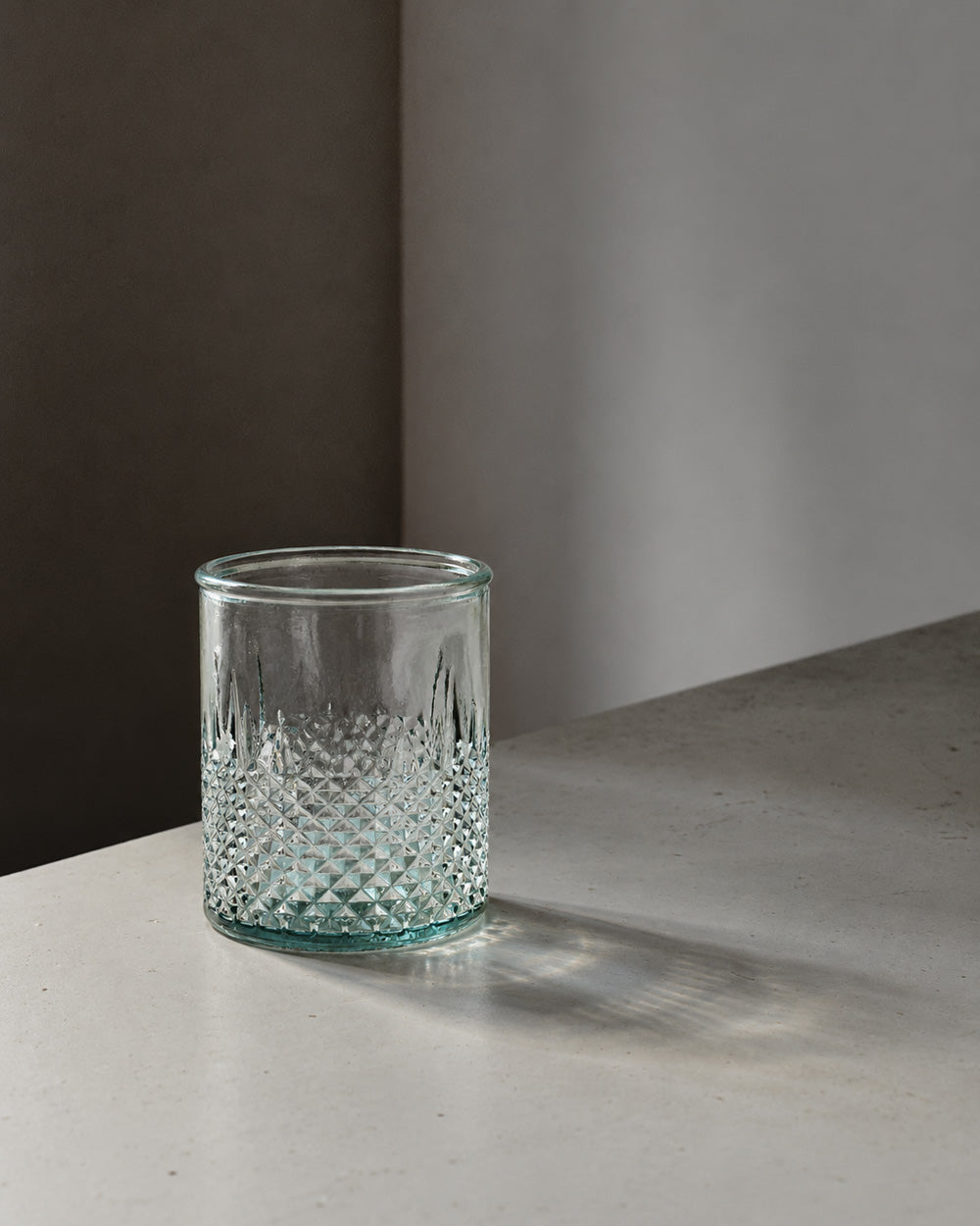 Verre facetté en verre recyclé bleu à base texturée