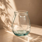 Vase en verre recyclé bleu forme origami 19 cm
