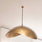 Suspension en métal martelé laiton torsadé XL – 100x70 cm
