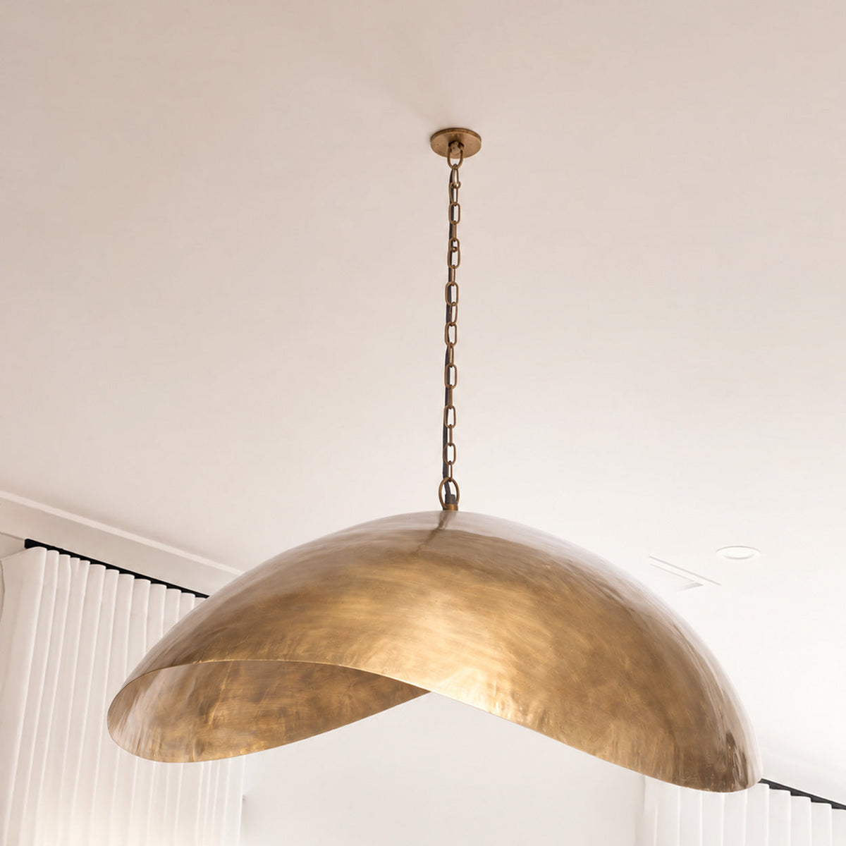Suspension en métal martelé laiton torsadé XL – 100x70 cm