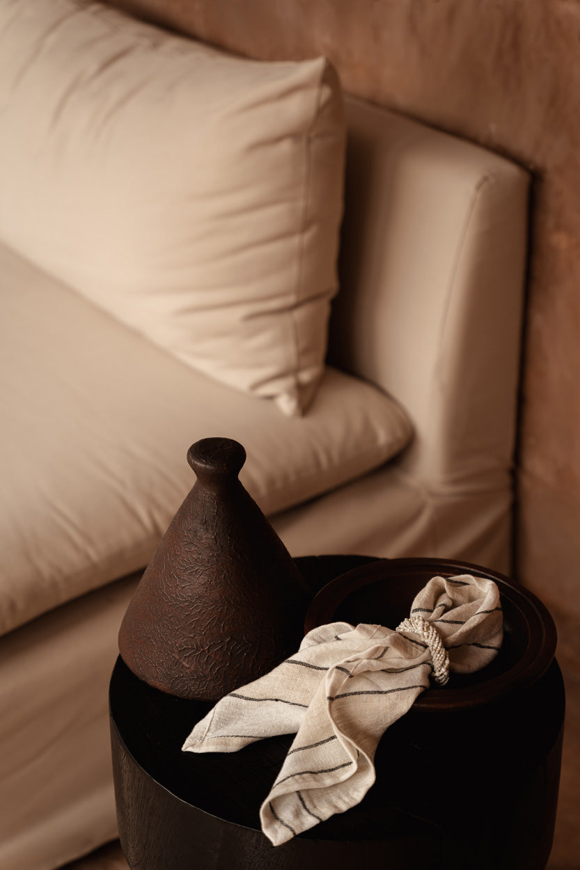 Serviette en lin rayée noir et écru pour table raffinée