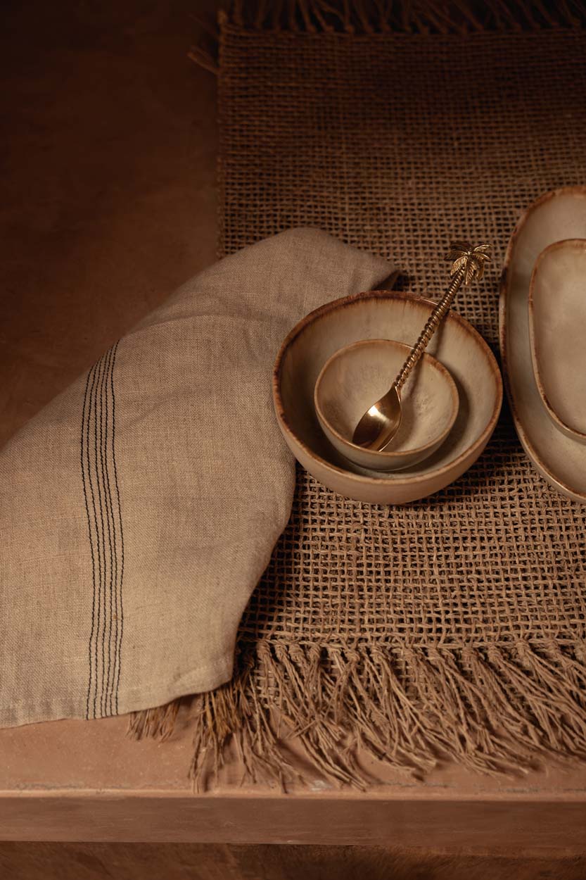 Serviette en lin naturel rayée noir beige pour table ou cuisine