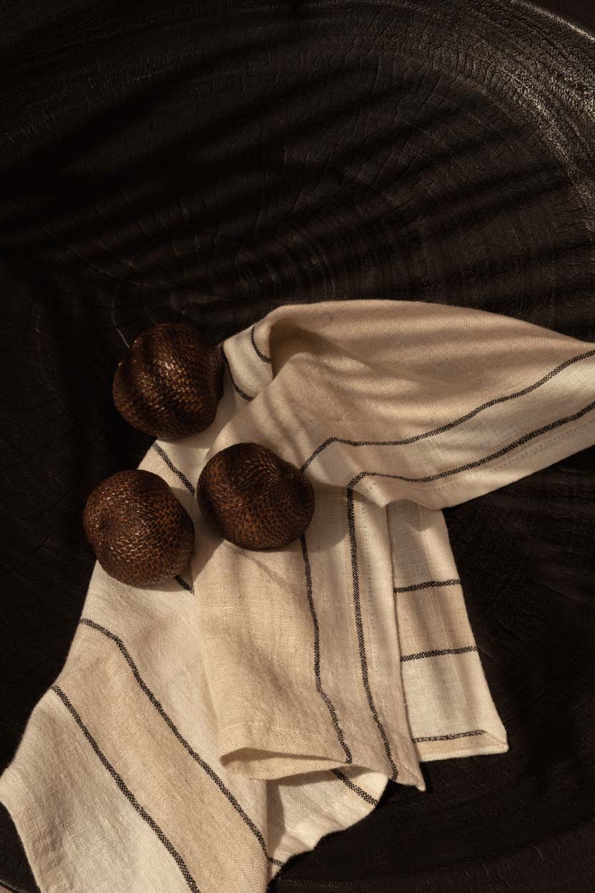 Serviette en lin naturel rayée noir beige pour table ou cuisine