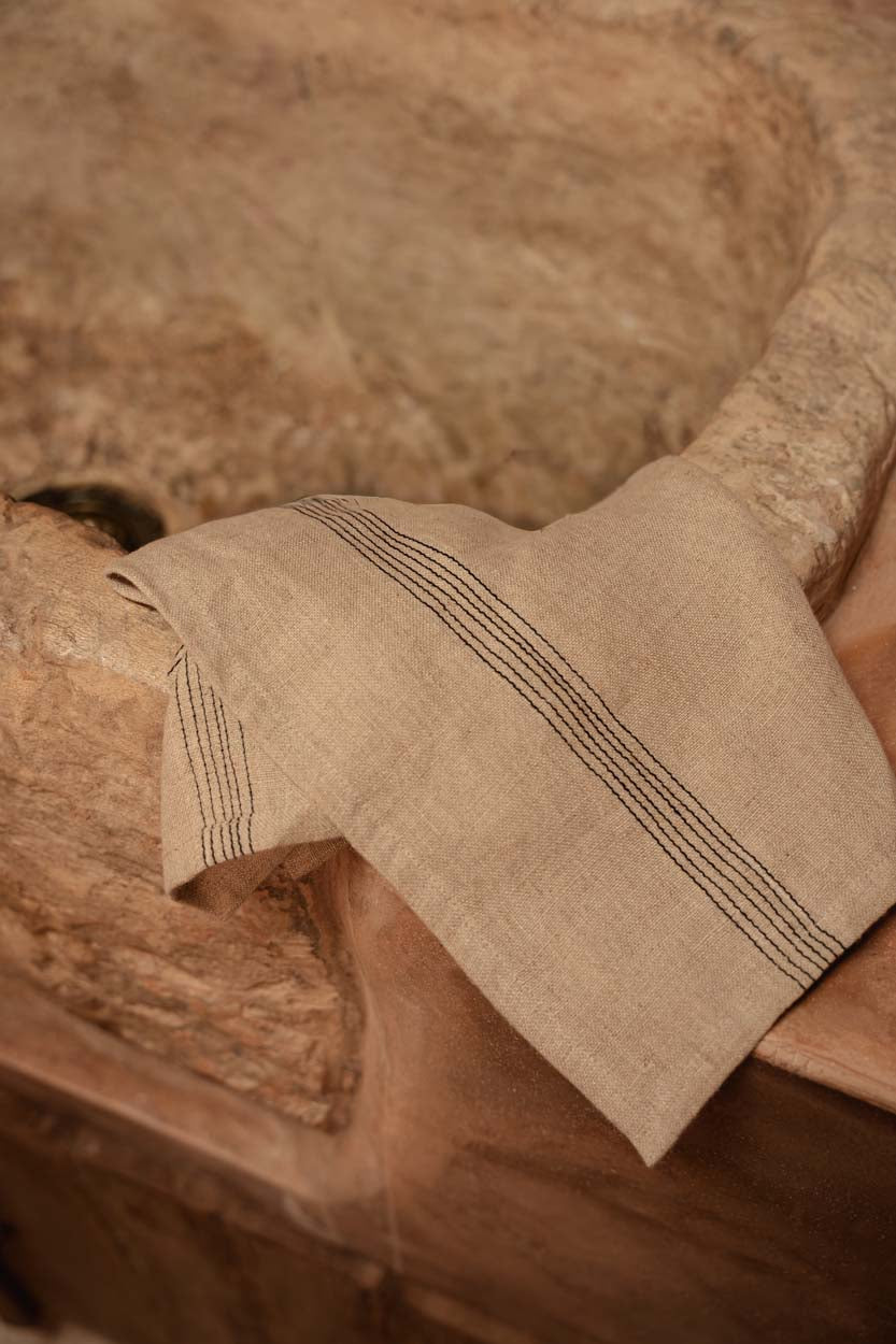 Serviette en lin naturel rayée noir beige pour table ou cuisine