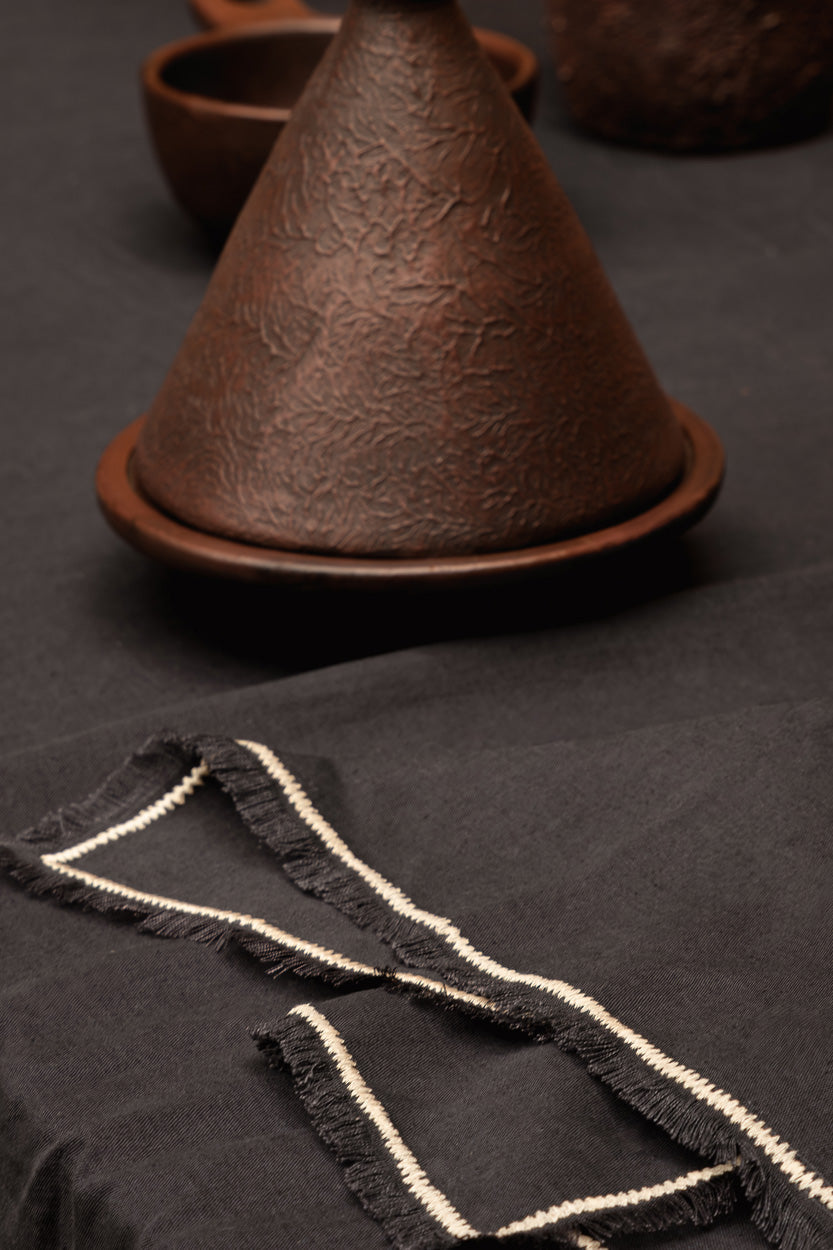 Serviette de table en lin noir naturel à franges et bordure écrue