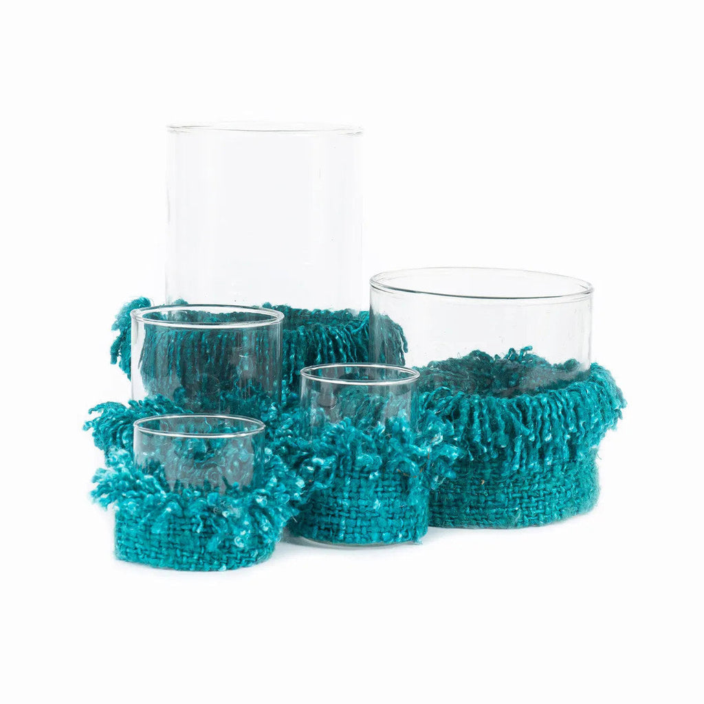 Photophore en verre avec manchon tissé turquoise à franges – H15 cm