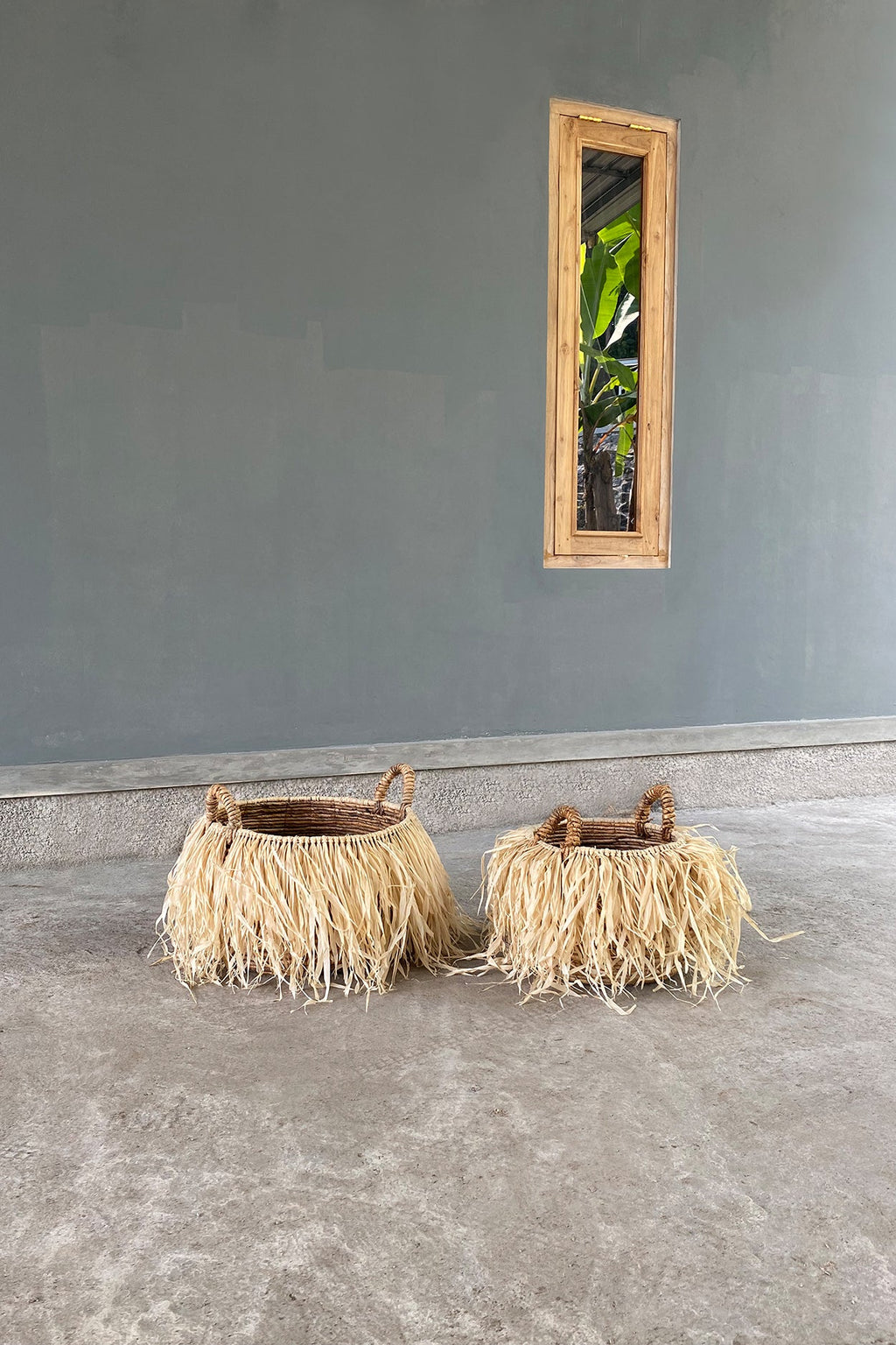 Panier en raphia naturel 43x43 cm avec déco feuillage