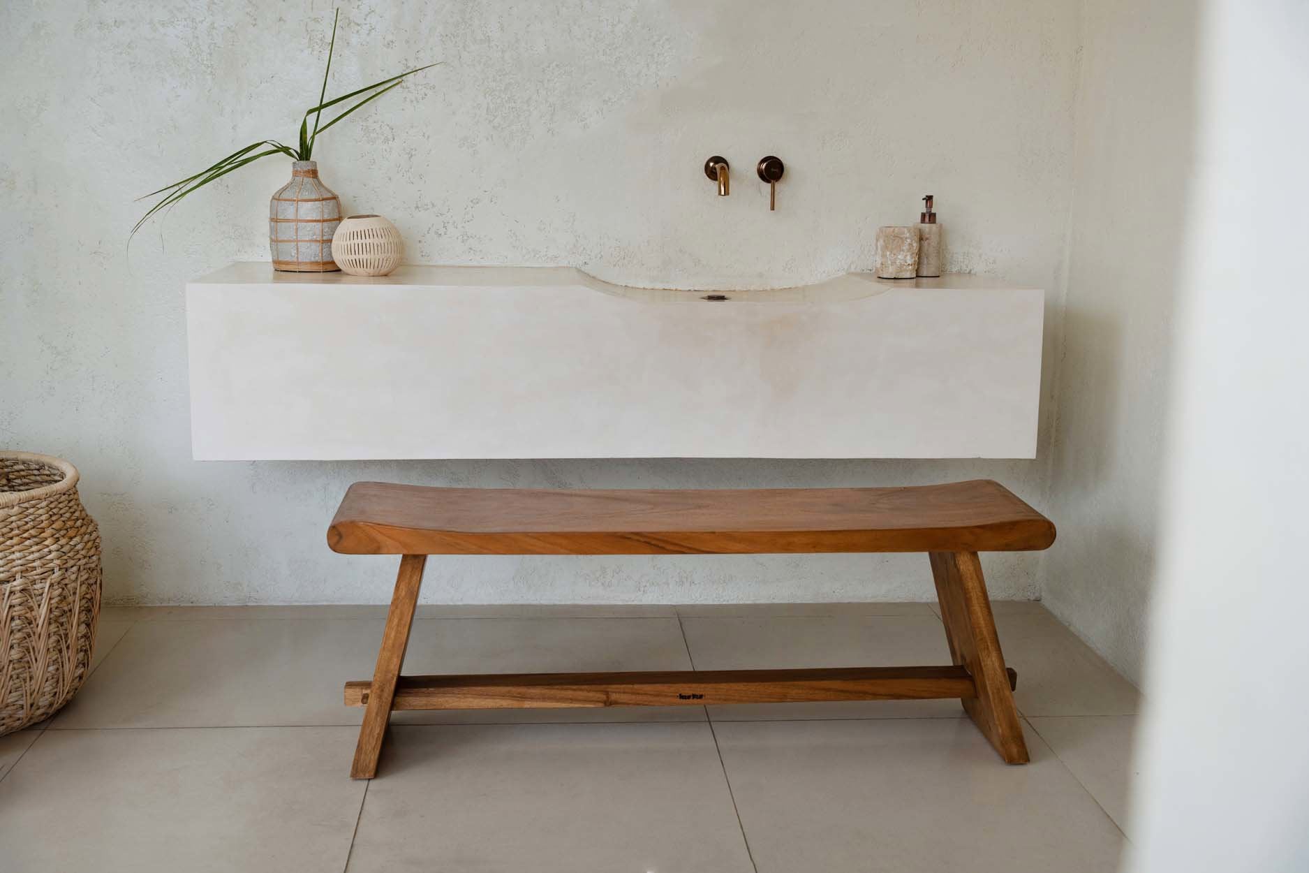 Banc en bois de suar massif naturel assise incurvée – 120x30 cm