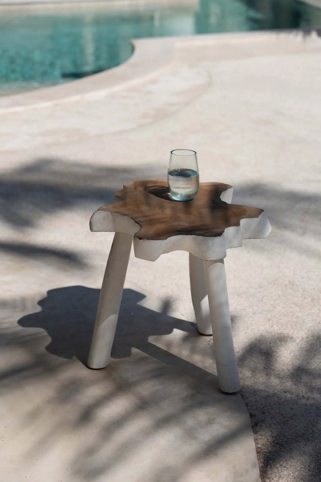 Table d’appoint en teck massif blanc naturel forme organique – 45x45 cm