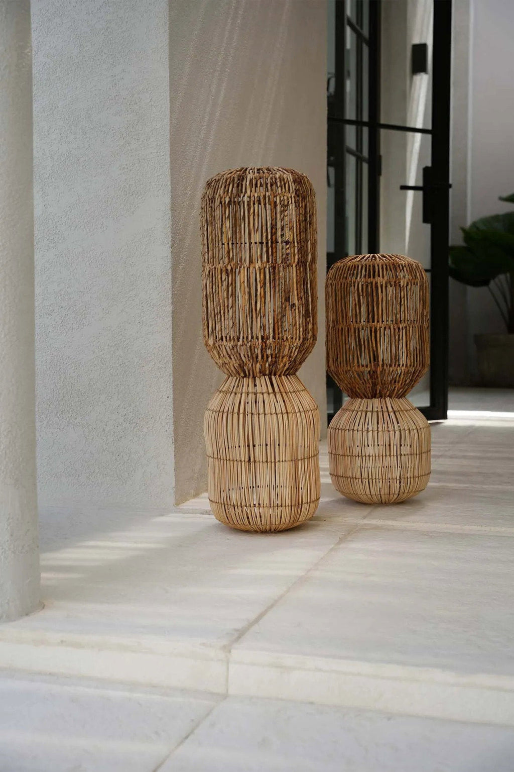 Lampe à poser en fibres naturelles tressées forme sculpturale – H80 cm