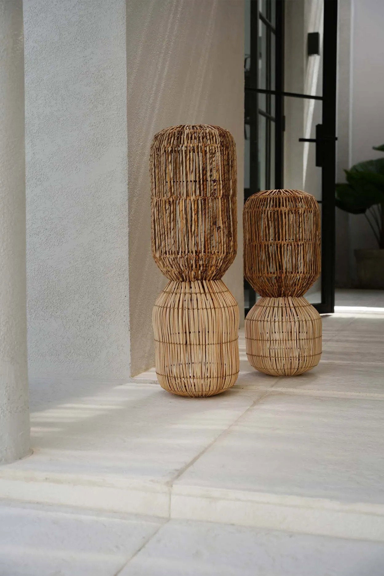 Lampe à poser en fibres naturelles tressées forme sculpturale – H80 cm