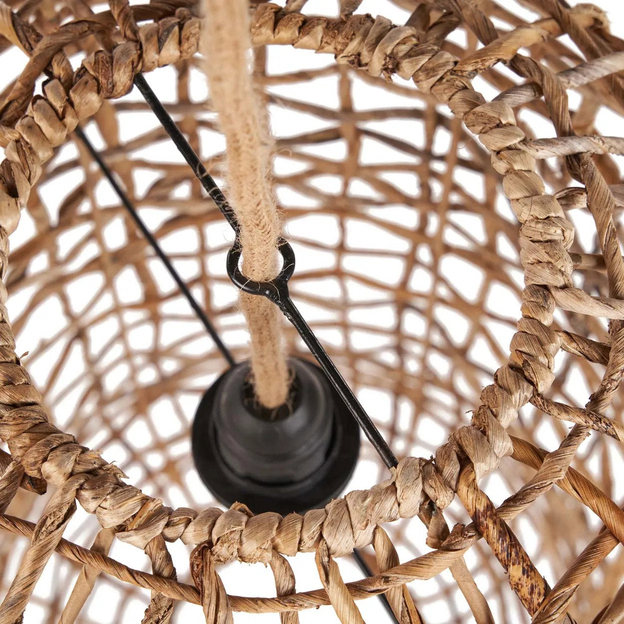 Suspension tressée en feuilles de bananier naturelle forme capsule ajourée – H57 cm