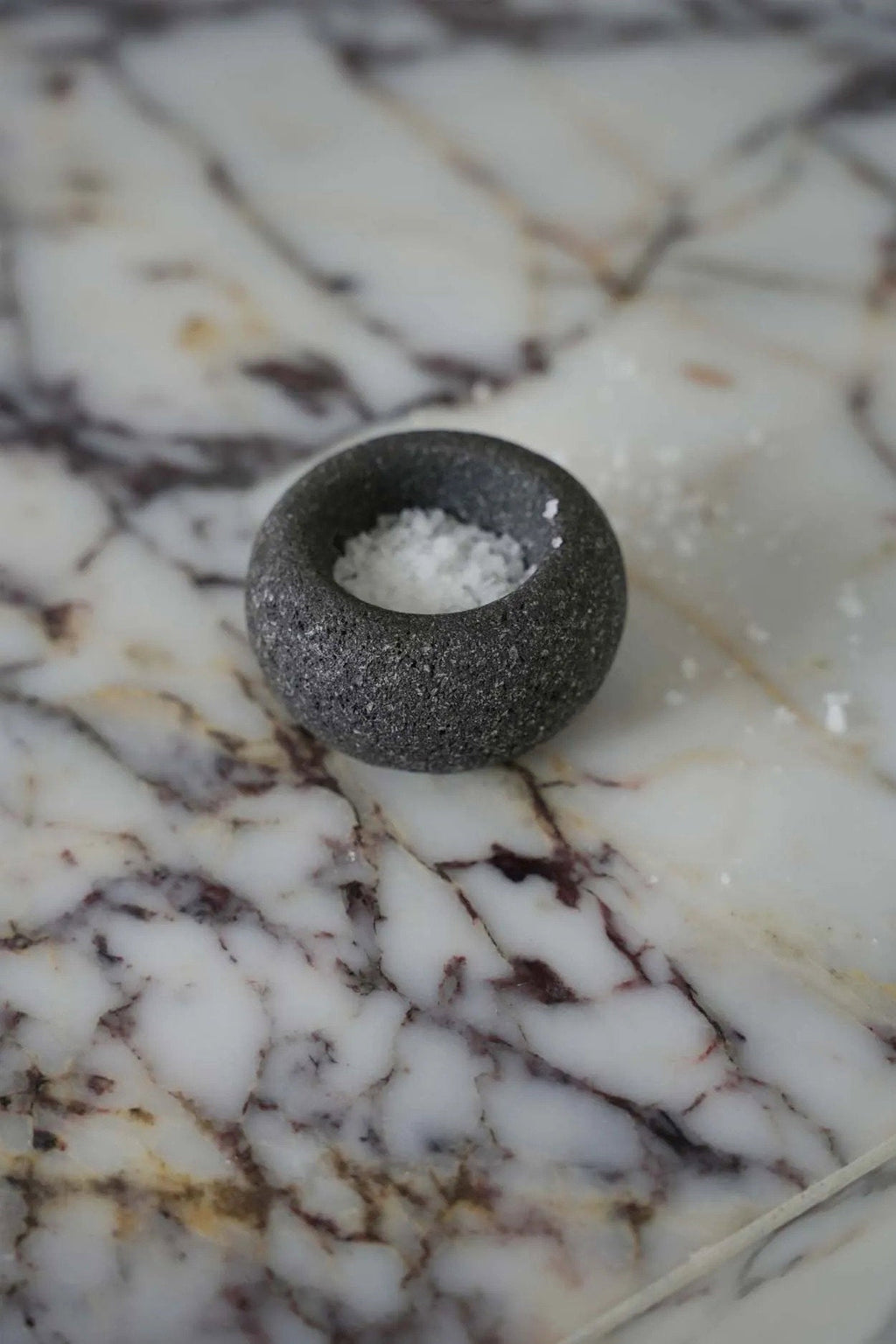 Bol à sel en pierre de lave gris granité forme galet
