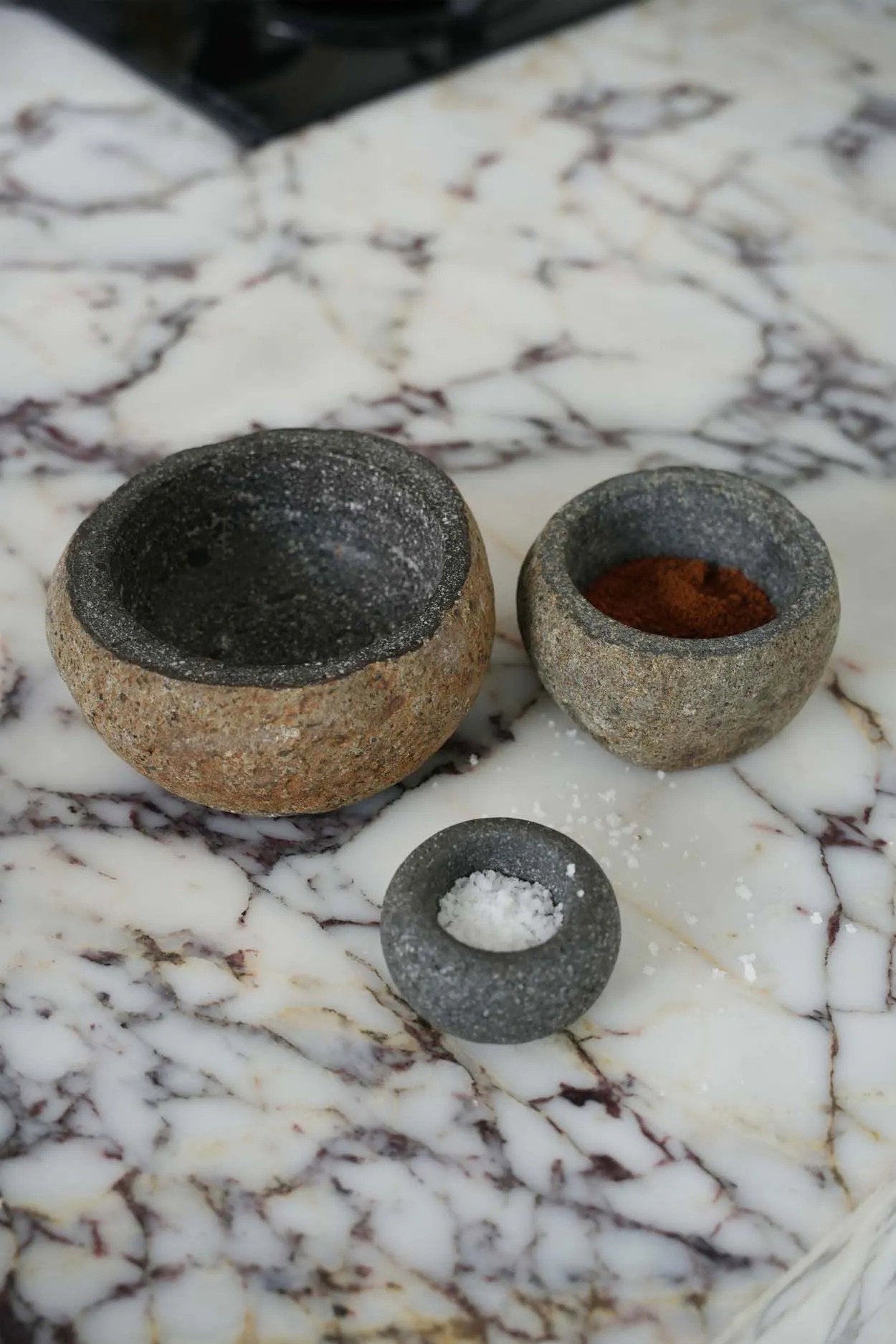 Bol à sel en pierre de lave gris granité forme galet