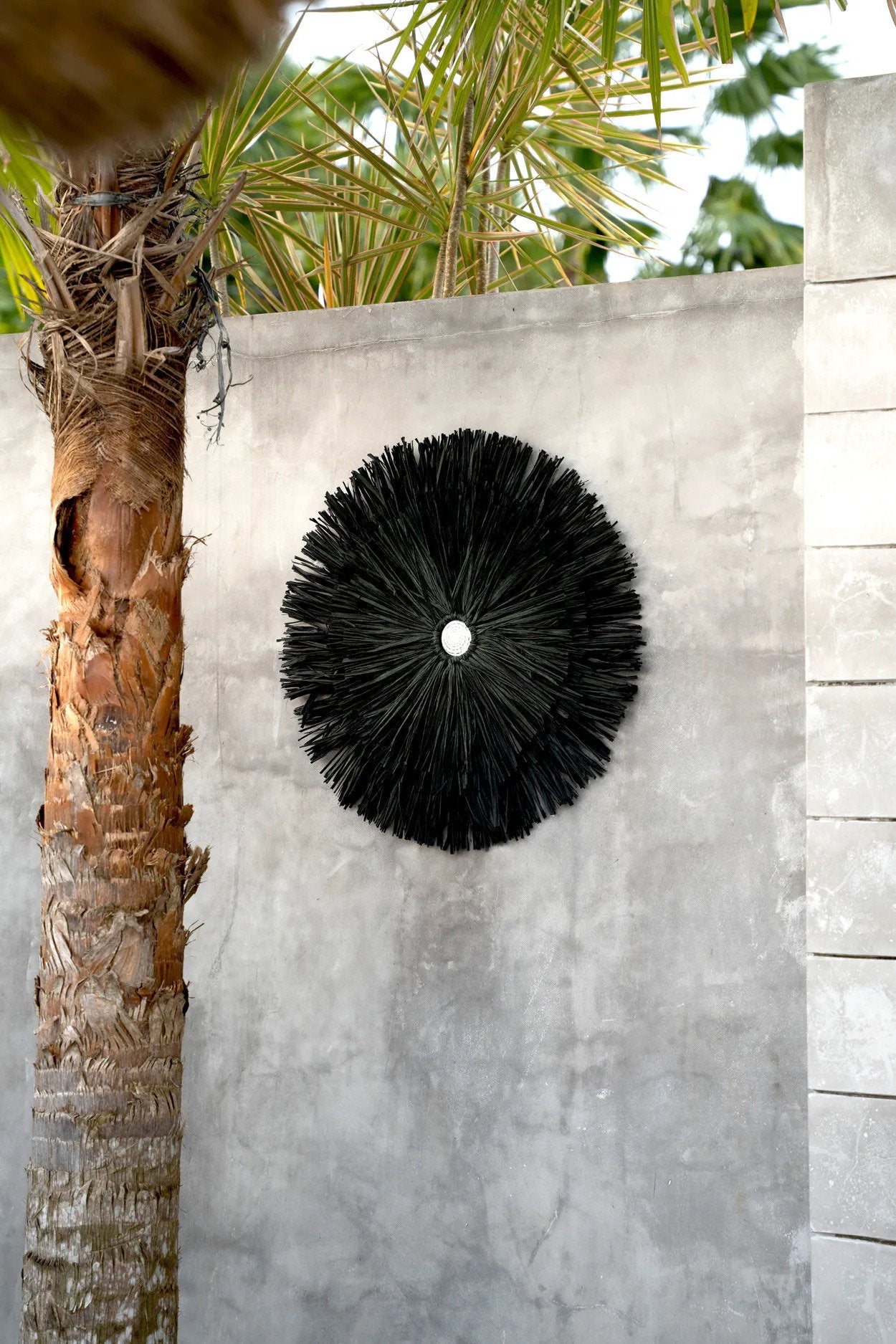 Juju hat murale rond en raphia noir centre blanc – Ø50 cm