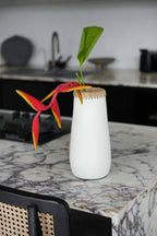 Vase en terracotta blanc naturel avec détail raphia 31 cm
