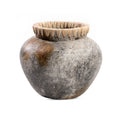 Vase décoratif en terracotta grisée et raphia tressé – H27 cm
