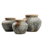 Vase décoratif en terracotta grisée et raphia tressé – H27 cm