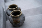 Vase décoratif en terracotta grisée et raphia tressé – H27 cm