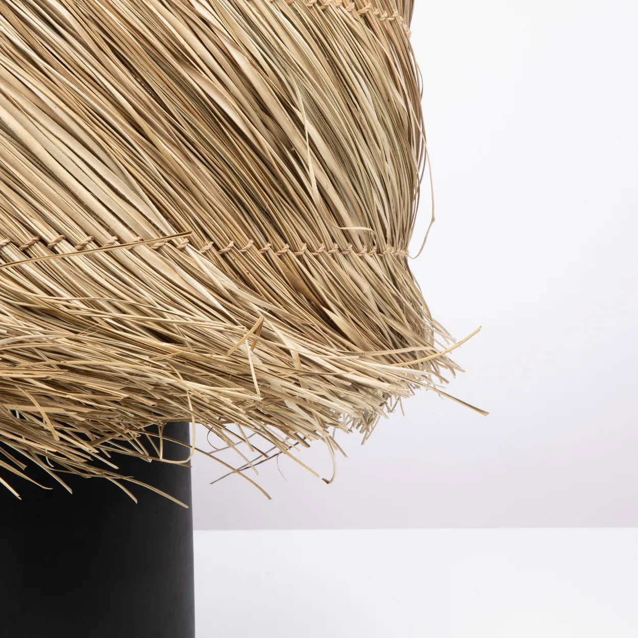 Lampe à poser cylindrique en paille tressée noir et naturel – H55 cm