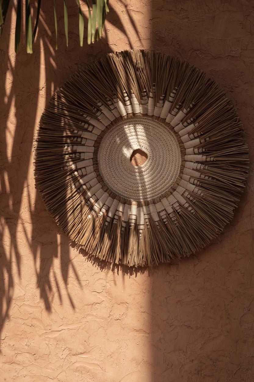 Déco murale ronde en raphia et macramé coton blanc