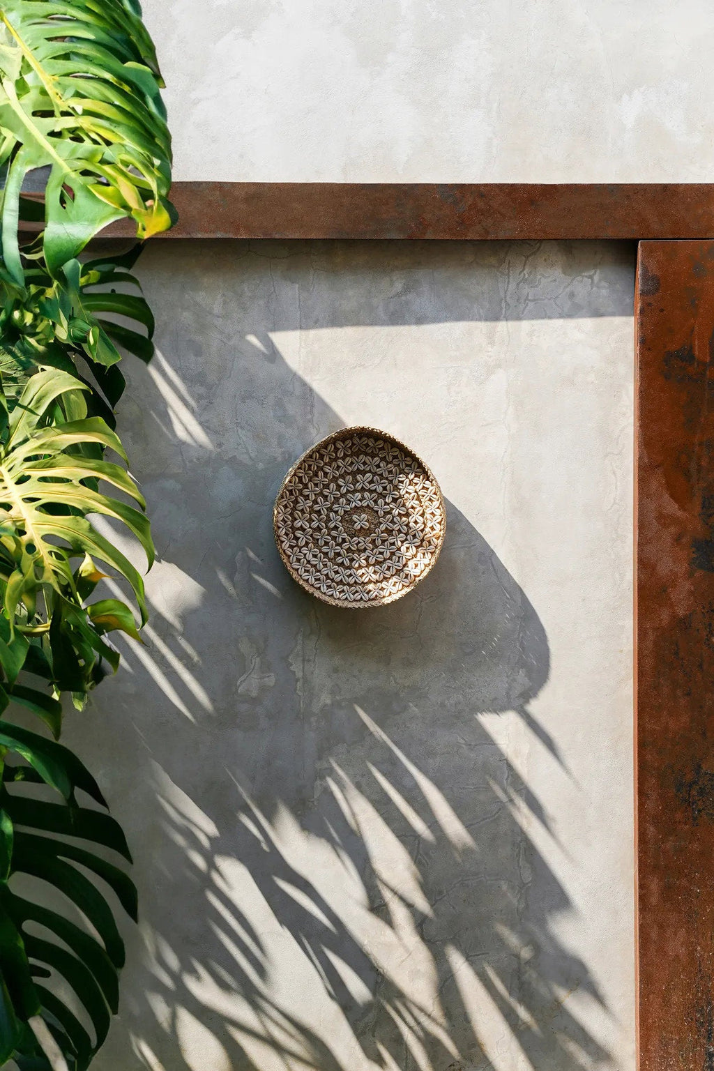 Plateau mural rond en coquillages tressés – Blanc naturel – Ø42 cm