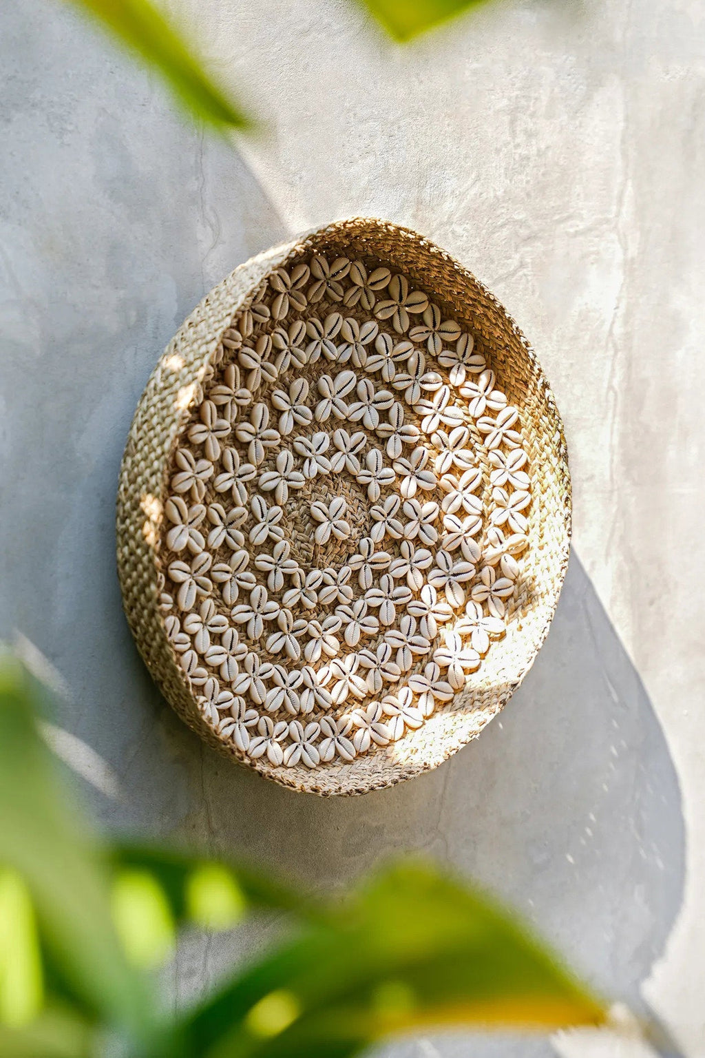 Plateau mural rond en coquillages tressés – Blanc naturel – Ø42 cm