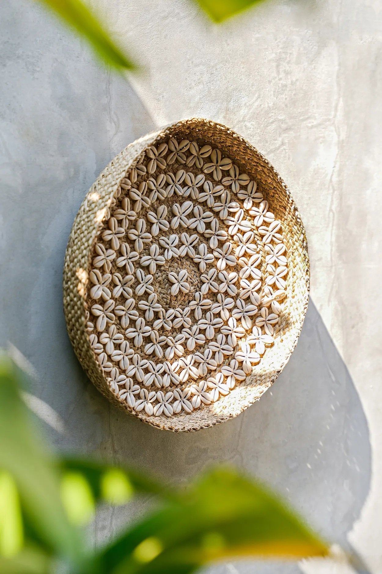 Plateau mural rond en coquillages tressés – Blanc naturel – Ø42 cm
