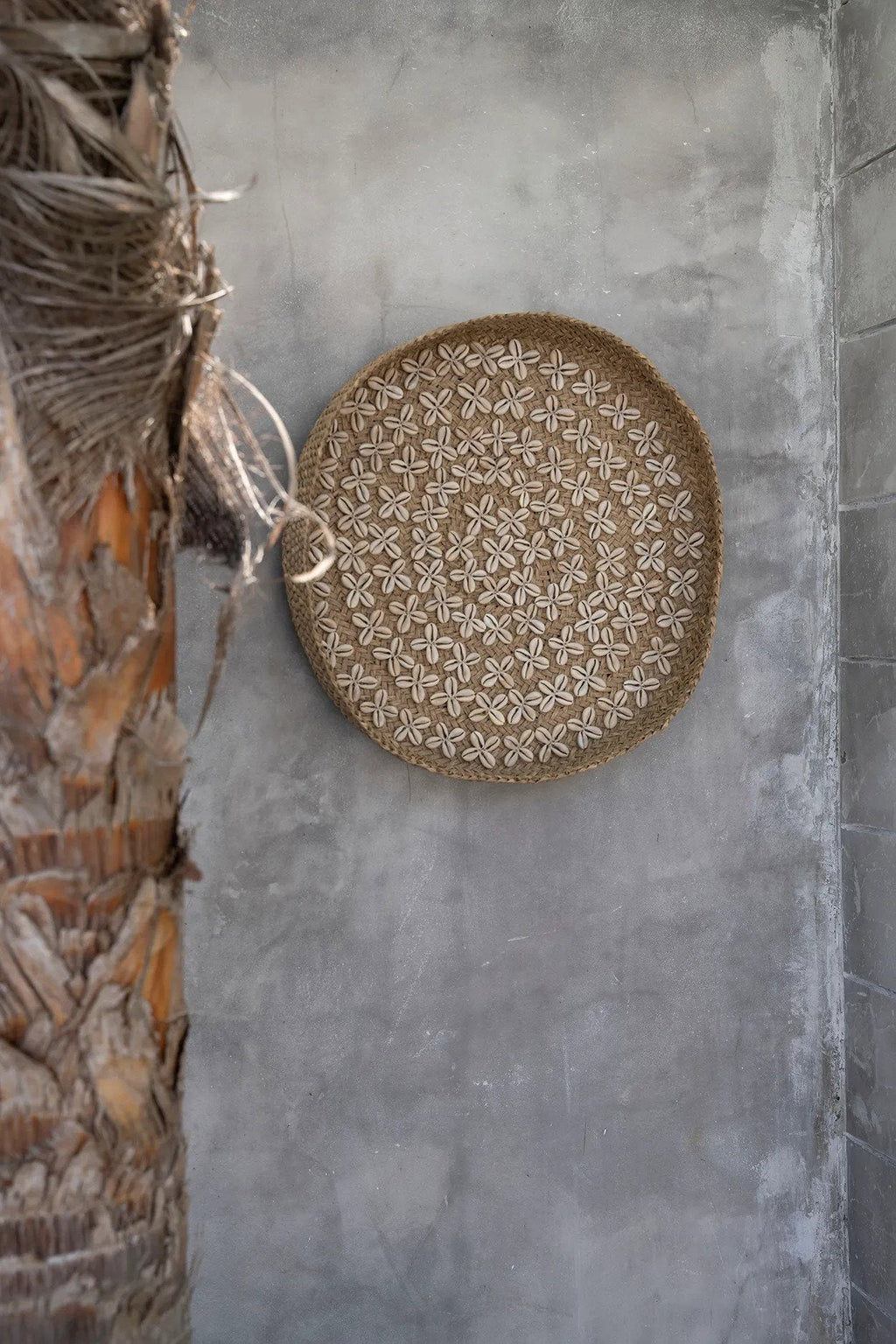 Plateau mural rond en coquillages tressés – Blanc naturel – Ø42 cm