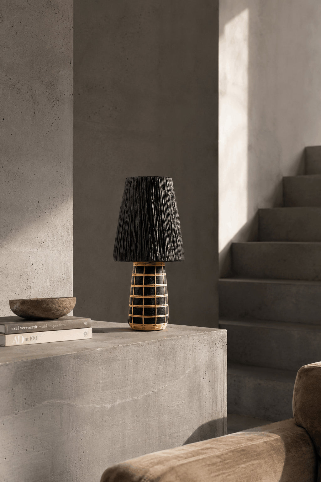 Lampe à poser en terracotta et rotin noir texturé – H56 cm