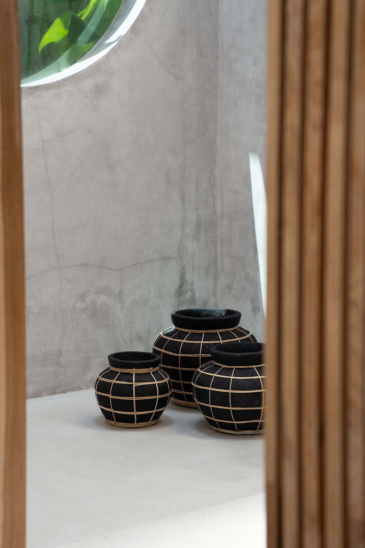 Vase rond en terre cuite et rotin noir naturel 33 cm